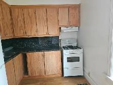 Bright Victorian 2nd Floor Flat on Manning-10ft Ceilings - Photo 2