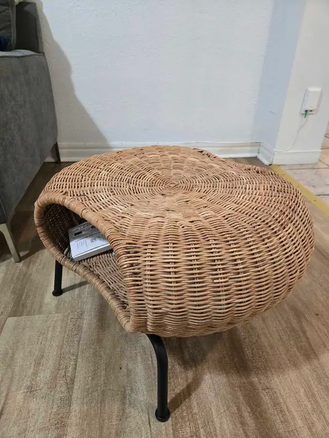 Repose-pieds GAMLEHULT IKEA en rotin – 40 $ (cause déménage