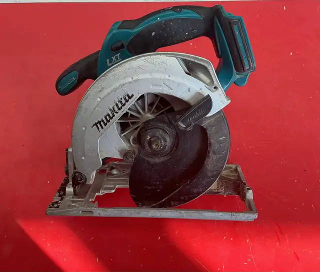 Scie circulaire sans fil Makita 18V