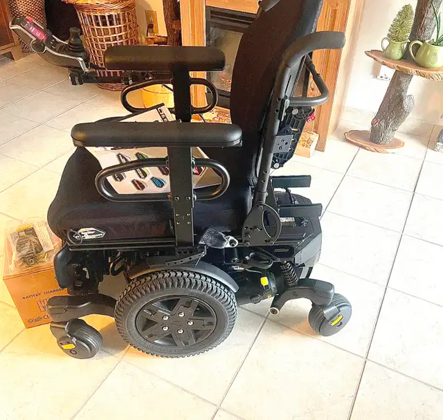 Quantum Q6 Edge Power Wheelchair