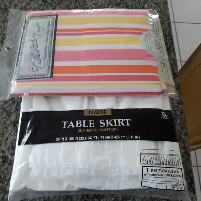 2NAPPES NEUVES DÉCO SAC CADEAU:UNEBLANCHE UNE COLORÉE $10.00CHAQ