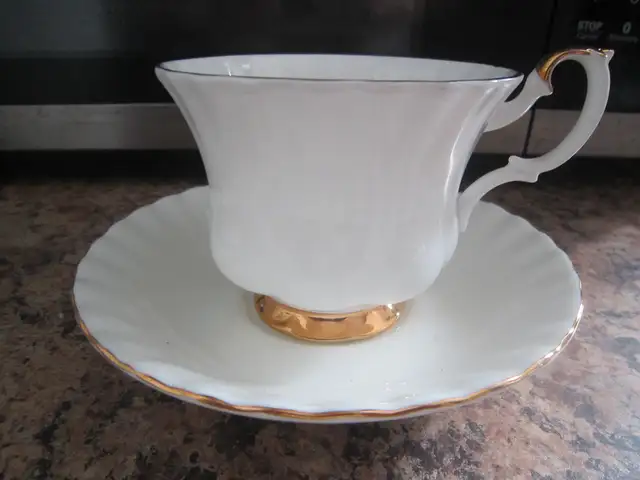 Royal Albert VAL D'OR fine bone china set for 4
