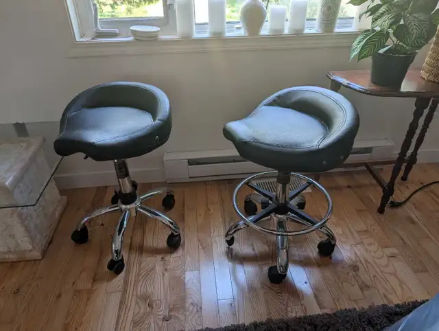 Rolling bar stools