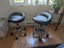 Rolling bar stools