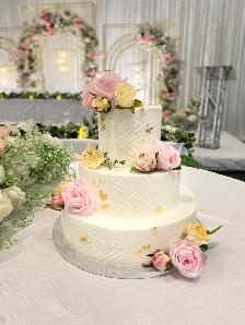 Halton amazing wedding Cakes - Photo 6