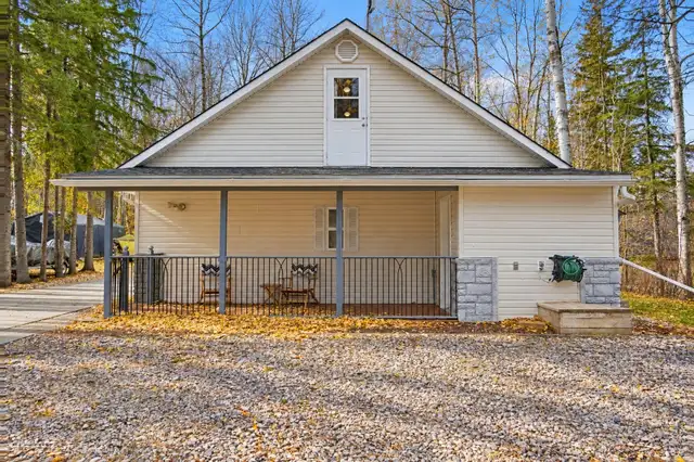 Isle Lake 2 Bed Lake View 1.5-Storey with Dock, Silver Sands