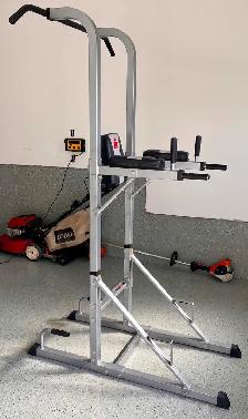 Pull up and leg raise machine