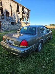 2003 Ford Crown Victoria - Photo 2