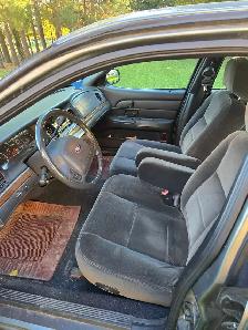 2003 Ford Crown Victoria - Photo 6