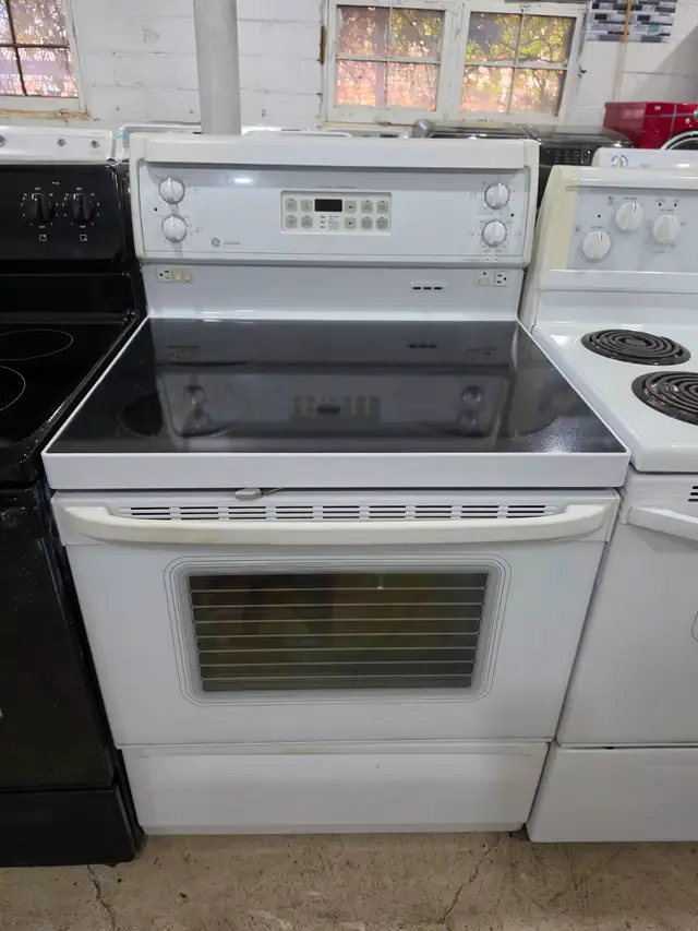 GE 30' White Electric Glass Top Freestanding Stove Oven Range