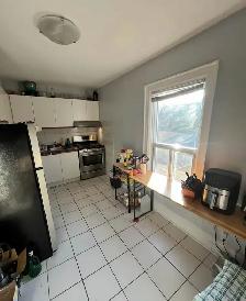 large bedroom in 3 bedroom parkdale house - Photo 2