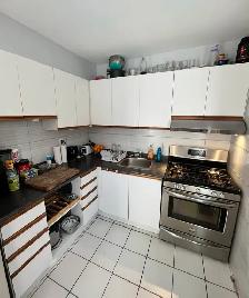 large bedroom in 3 bedroom parkdale house - Photo 3