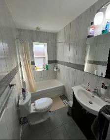 large bedroom in 3 bedroom parkdale house - Photo 5
