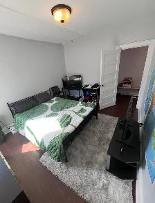 large bedroom in 3 bedroom parkdale house - Photo 9