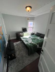 large bedroom in 3 bedroom parkdale house - Photo 10