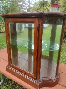 Beautiful beveled glass display cabinet with lights - Photo 2