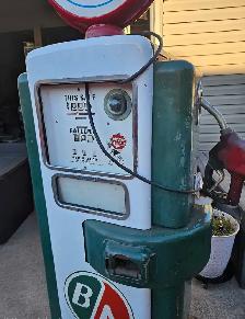 Old vintage gas pump - Photo 2