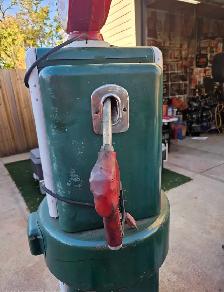 Old vintage gas pump - Photo 3