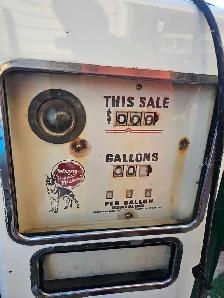 Old vintage gas pump - Photo 4