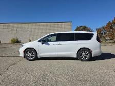 2026 Chrysler Pacifica Limited | New Tires | Clean CarFax - Photo 4