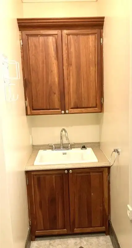 CUVE DE LAVAGE AVEC ARMOIRES DE RANGEMENT