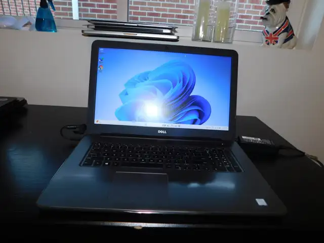 Dell Inspiron 5767 17' CORE i5 256GB SSD 8GB B/T DVD RW  WIN 11