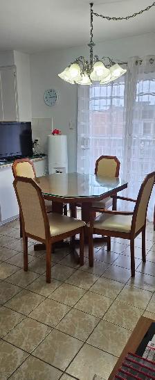 Salle a diner_ table extensible_ vitre de protection_6 chaises