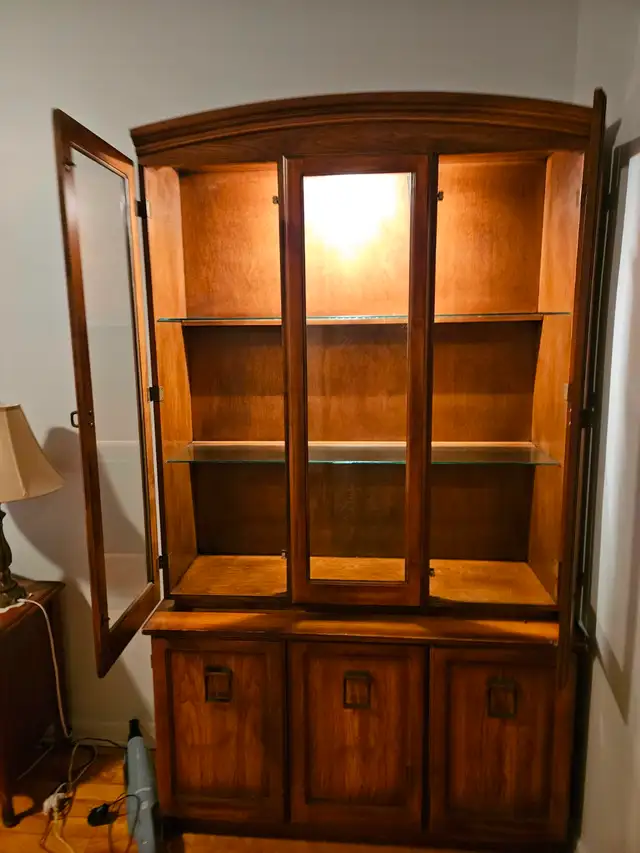 Je dois vendre Vaisselier et/ou  table de cuisine