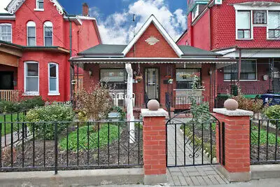 One furnished room for rent in Toronto Downtown (Just Female)