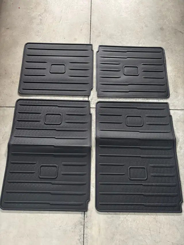 4 TAPIS AUTOS NEUFS