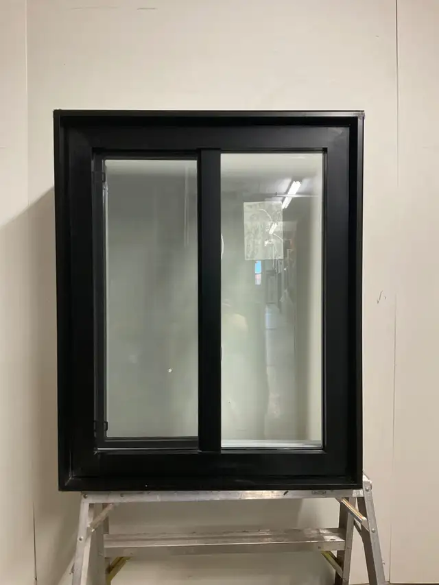 11067CH Fenêtre Coulissante HYBRIDE Noir 2 sect 1 ouv 29 3/4x 37