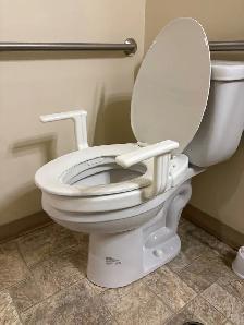 RAISED TOILET SEAT WITH HANDLES - Photo 2