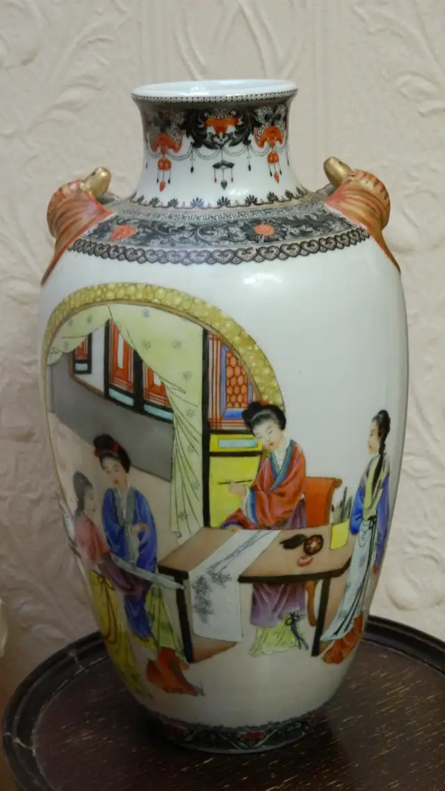 Vase Chinois Très Rare  peint a la Main Très 13 1/2 X 8 Pouces