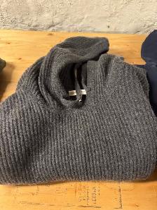 Men’s Clothing Lot - Includes Carhartt - 30 Pieces - $400 - Photo 9