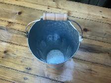 Galvanized Metal Flower Bucket With Wooden Handle ! - Photo 2