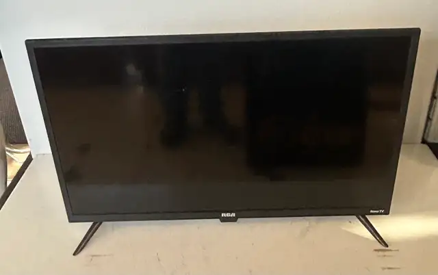 32" RCA Smart TV w/remote (33120370)