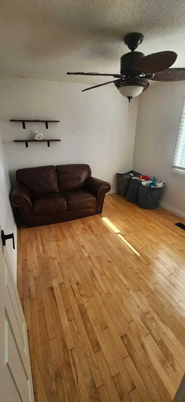 Private room & own private bathroom  Jacuzzi tub..available now