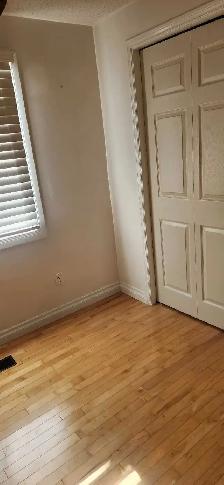 Private room & own private bathroom  Jacuzzi tub..available now - Photo 4