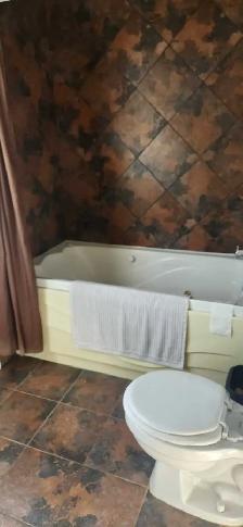 Private room & own private bathroom  Jacuzzi tub..available now - Photo 6