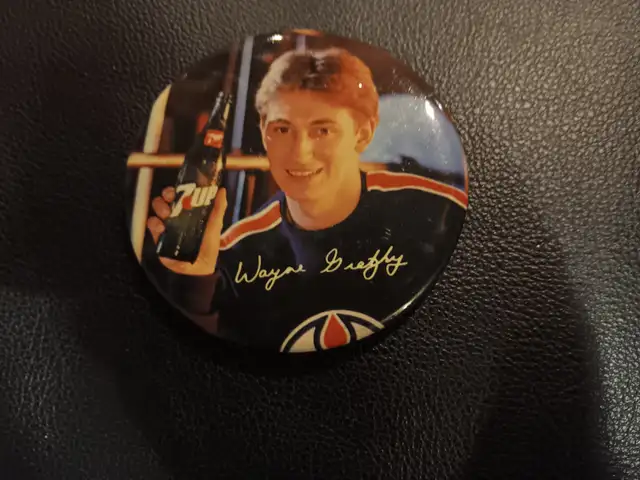 Vintage Wayne Gretzky Edmonton Oilers 7 Up pin