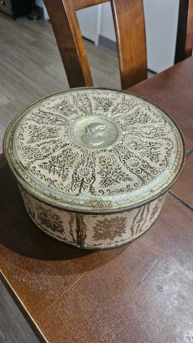 Boîte ronde vintage en métal (Guildcraft, New York)