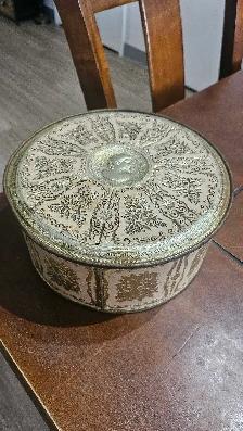 Boîte ronde vintage en métal (Guildcraft, New York)