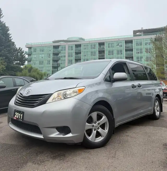 2011 Toyota Sienna LE / Drives perfect / certified