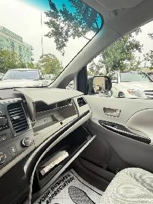 2011 Toyota Sienna LE / Drives perfect / certified - Photo 7