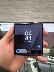 Amazing Offer! Samsung Z Flip7-256gb! - Photo 3
