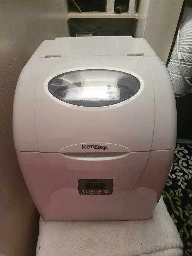 XL ICE MAKER MAKES 3 SIZES/33 POUNDS A DAY