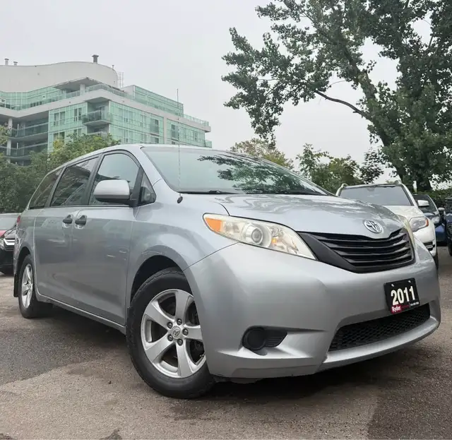 2011 Toyota Sienna LE / Drives perfect / Remote starter
