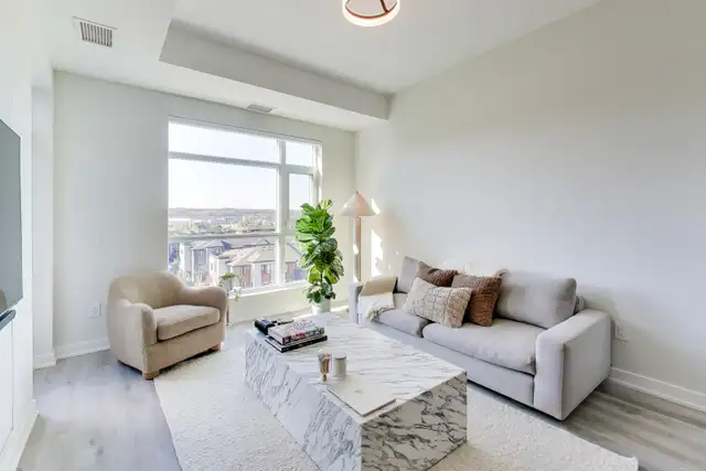 GORGEOUS 1 BED   DEN IN STONEY CREEK