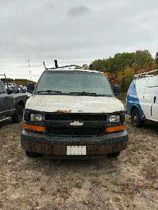 2009 Chevrolet cargo van - Photo 2