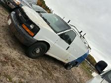 2009 Chevrolet cargo van - Photo 3